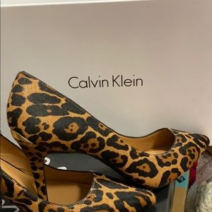 Leopard calf fur pumps